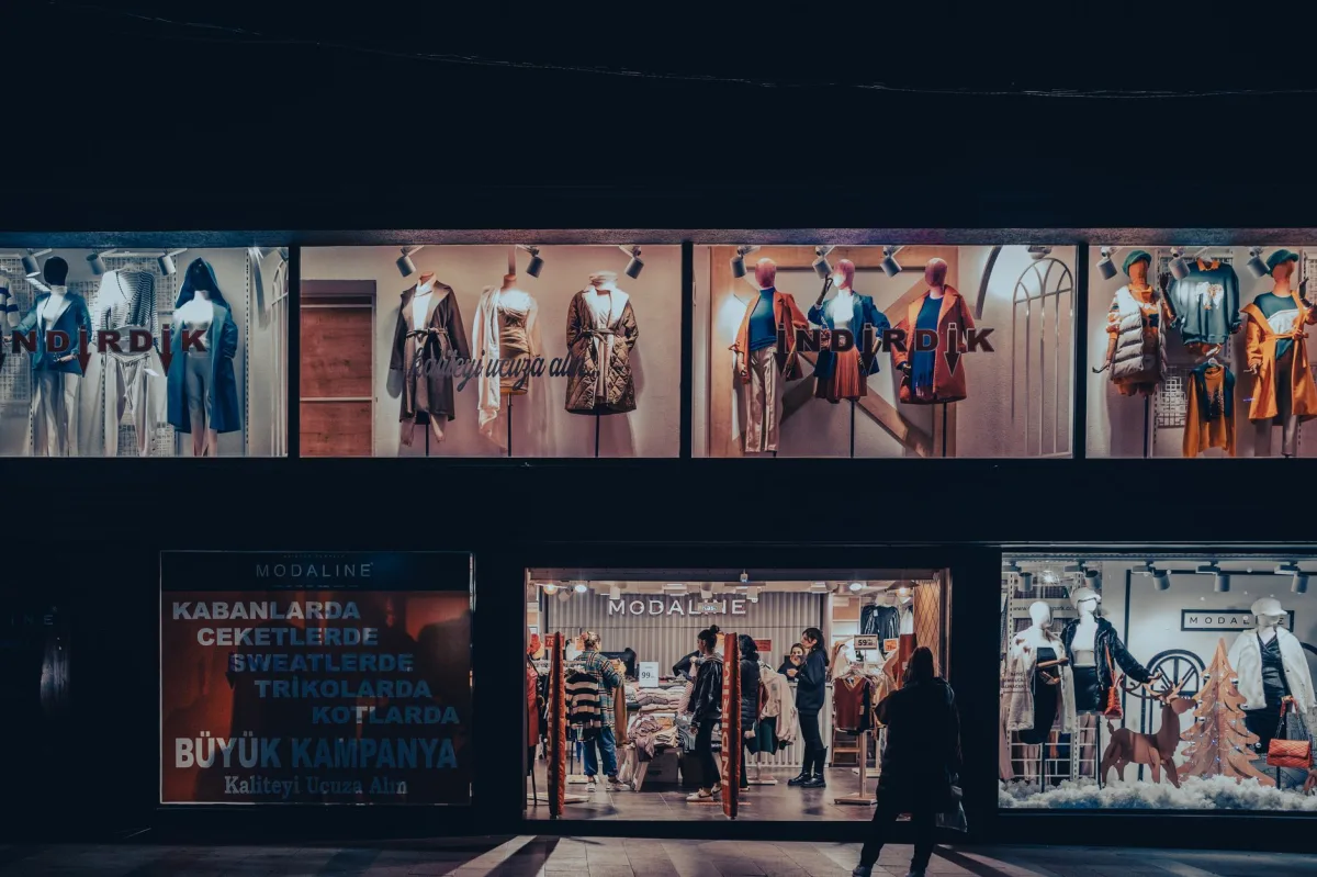 QR en escaparates y tiendas físicas: catálogo digital 24/7